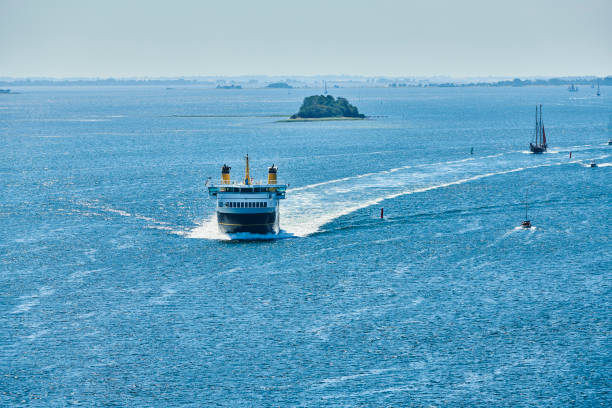 コペンハーゲンと島ウォーター (ærø) svendborgsund の狭い海域に到着したヨットとセーリング フェリー - aeroe ストックフォトと画像