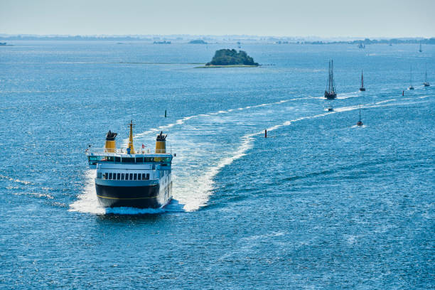 le ferry naviguant entre svendborg et l’île aeroe (ær�ø) et les voiliers arrivant dans les eaux resserrées de svendborgsund - aeroe photos et images de collection