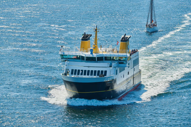 le ferry naviguant entre svendborg et l’île aeroe (ærø) et les voiliers arrivant dans les eaux resserrées de svendborgsund - aeroe photos et images de collection