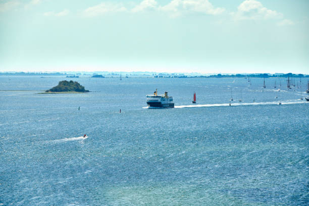 svendvborg と島ウォーター (ærø) %s に到着したヨットとセーリング フェリー svendborgsund の水を絞り込む - aeroe ストックフォトと画像