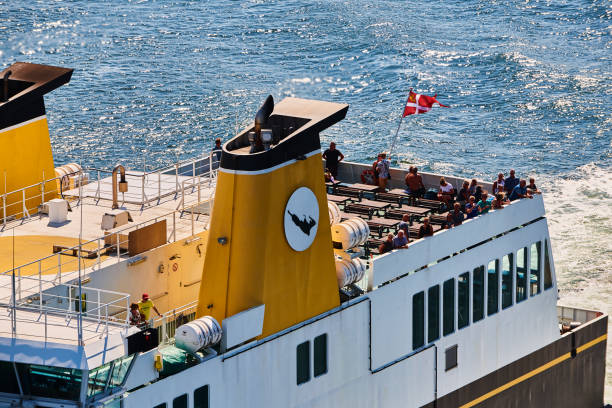 el transbordador navegando entre svendborg y la isla aeroe (ærø) y veleros que llegan a las aguas estrechas de svendborgsund - aeroe fotografías e imágenes de stock