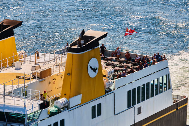 コペンハーゲンと島ウォーター (ærø) svendborgsund の狭い海域に到着したヨットとセーリング フェリー - aeroe ストックフォトと画像