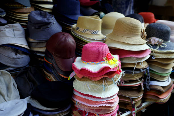 chapelier - hat shop photos et images de collection