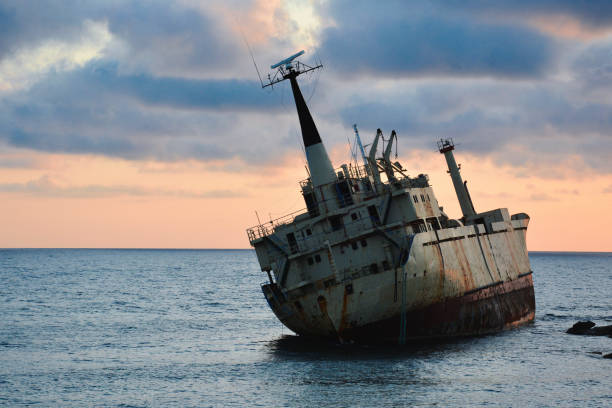 旧難破船 - cyprus paphos storm sea ストックフォトと画像