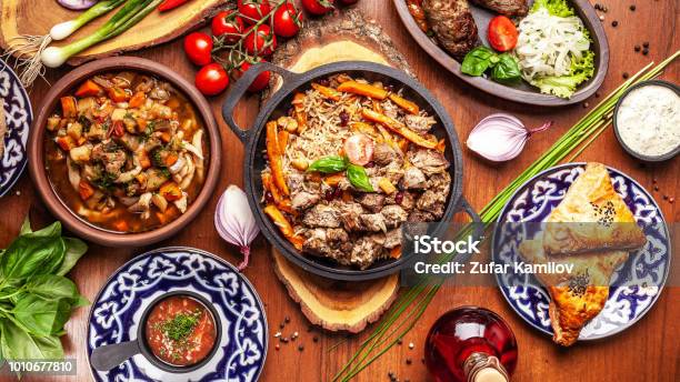 Foto de Tradicional Cozinha Oriental Do Uzbeque Mesa Família Uzbeque De Pratos Diferentes Para O Feriado De Ano Novo A Imagem De Fundo É Uma Vista Superior e mais fotos de stock de Comida