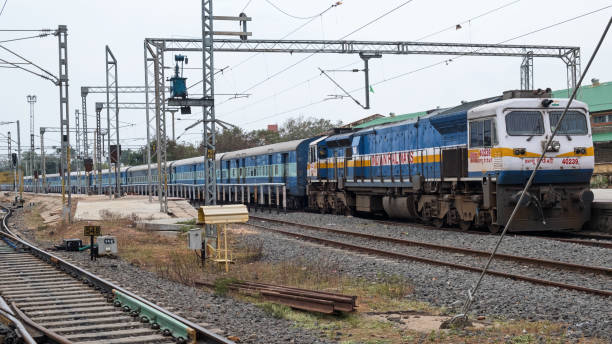 tren de pasajeros de ferrocarriles de la india a punto de salir de pondicherry en tamil nadu - depart fotografías e imágenes de stock