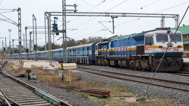 タミル ・ ナードゥ州、ポンディシェリ連邦直轄地域を出発するインドの鉄道の旅客列車 - depart ストックフォトと画像