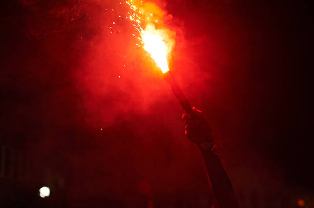 mão segurando a tocha vermelha - club soccer - fotografias e filmes do acervo