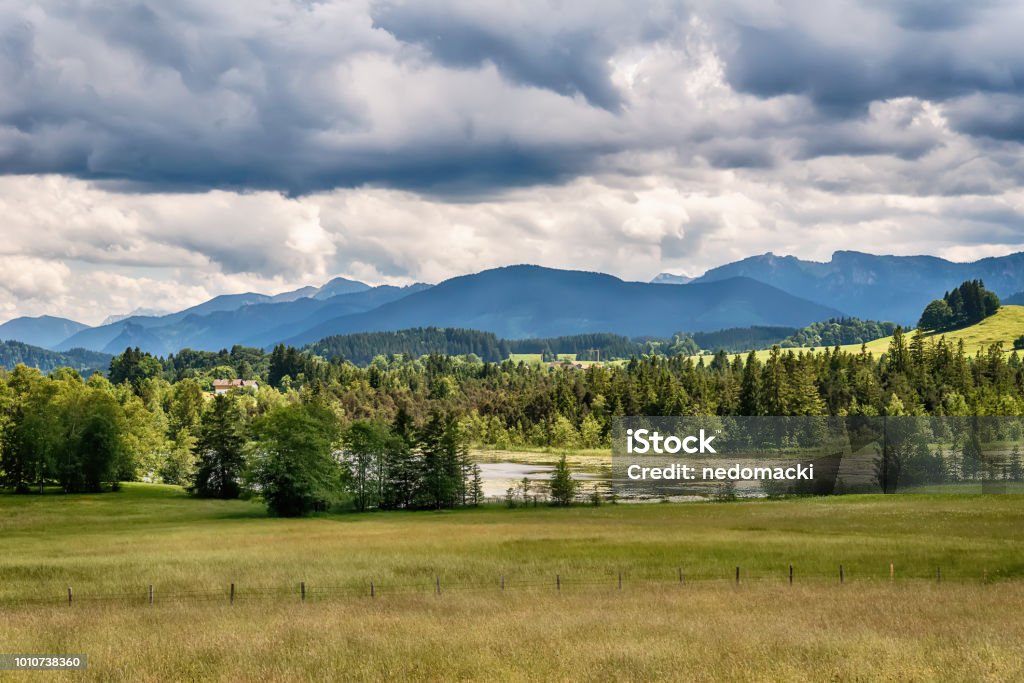 Idyllische Sommer Landschaft mit See in den Alpen Berge - Lizenzfrei Agrarbetrieb Stock-Foto