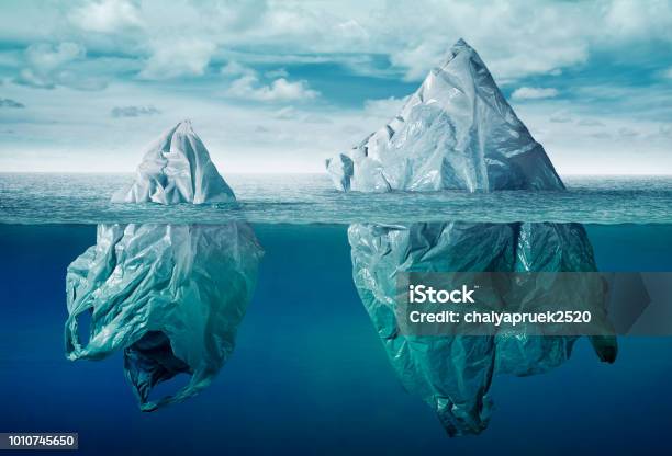 Sacchetto Di Plastica Inquinamento Ambientale Con Iceberg Di Spazzatura - Fotografie stock e altre immagini di Plastica