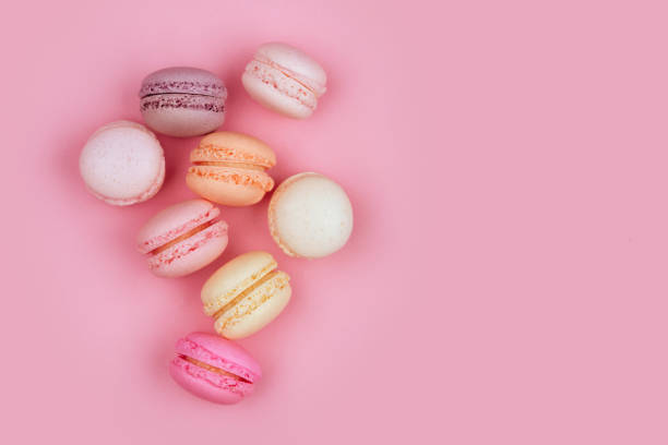 istock Top view of colorful macaron or macaroon on pink background. 1010798864
