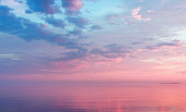 ミスティ ライラック ピンクの雲と海の風景