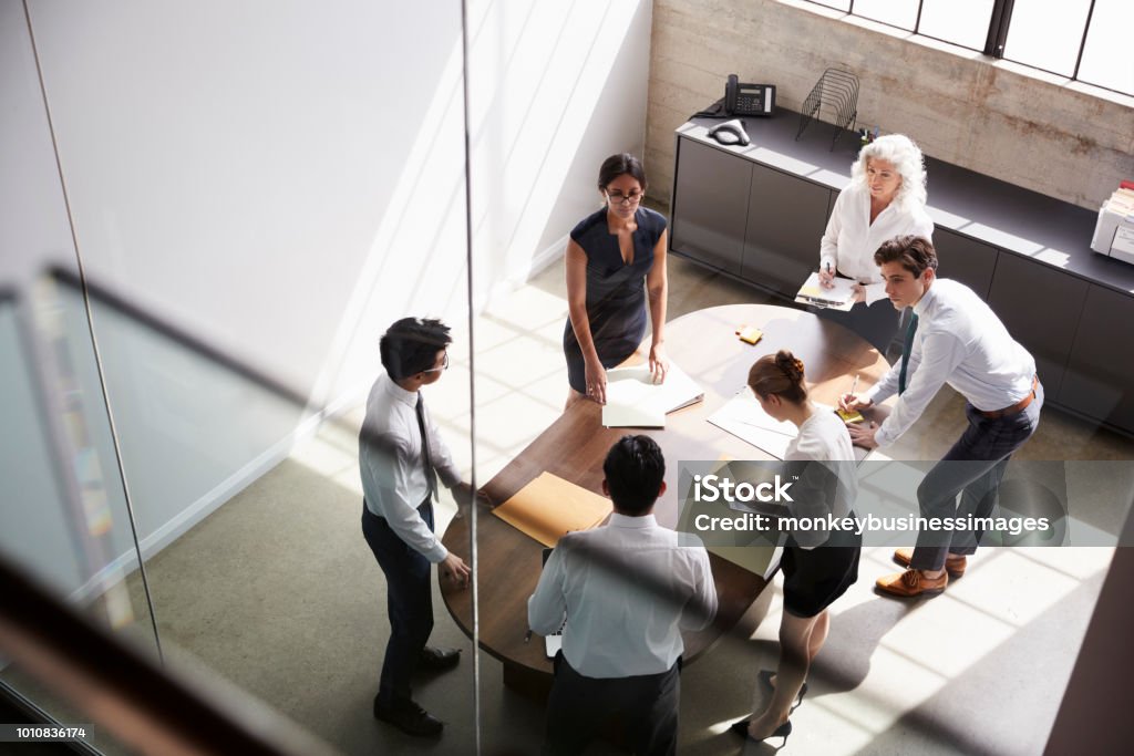 Manager donna e team aziendale in riunione, vista elevata - Foto stock royalty-free di Ufficio