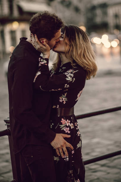 nahaufnahme von einer romantischen paar küssen schön bärtiger mann k�üssen sinnlich blonde frau im freien porträt, leidenschaft-konzept - passion kissing black white stock-fotos und bilder
