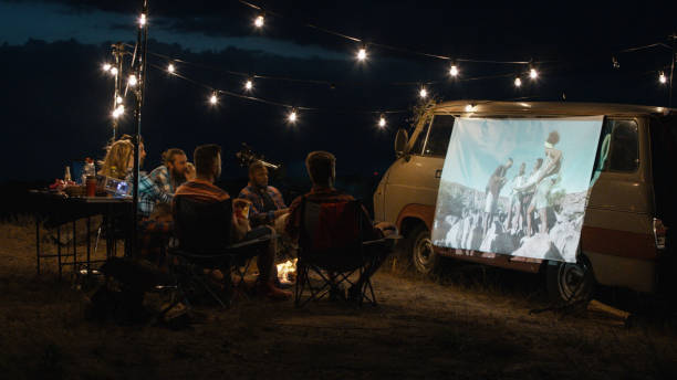 amigos viendo la película en el camping - equipo de proyección fotografías e imágenes de stock