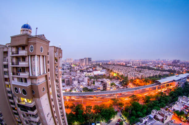 paesaggio urbano di noida durante l'ora blu del crepuscolo - lucknow foto e immagini stock