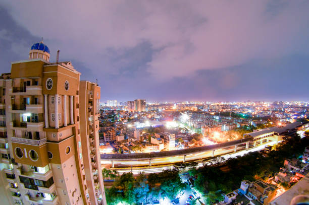 paisaje urbano nocturno de noida con rascacielos, las nubes de la monzón y moo - india bangalore contemporary skyline fotografías e imágenes de stock