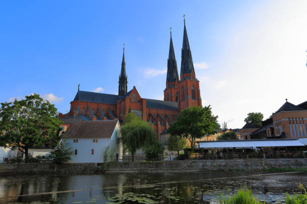 vue splendide sur la ville de rue avec la cathédrale sur fond. magnifique ciel bleu avec des nuages blancs sur une journée d’été. - uppsala cathedral photos et images de collection