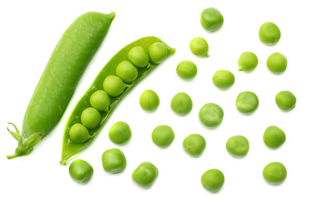 piselli verdi freschi isolati su sfondo bianco. vista dall'alto - peas foto e immagini stock