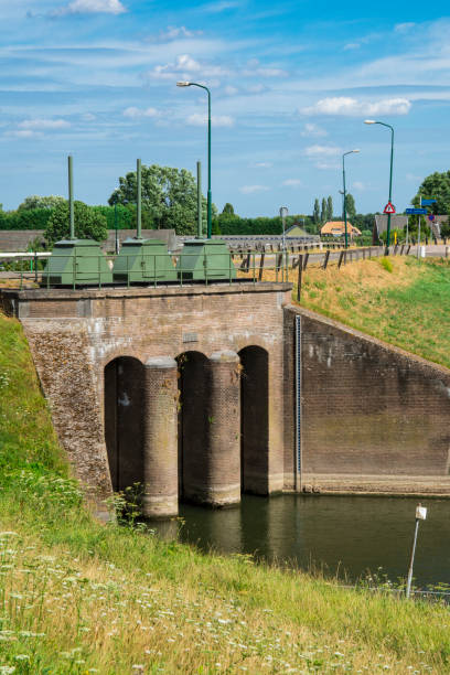 istock sluice, lock at river Rhine, Wijk bij Duurstede, The Netherlands 1010907852