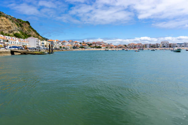 サン マルティーニョ町のビューはポルト、ポルトガルの brautiful 湾 - fishing village ストックフォトと画像