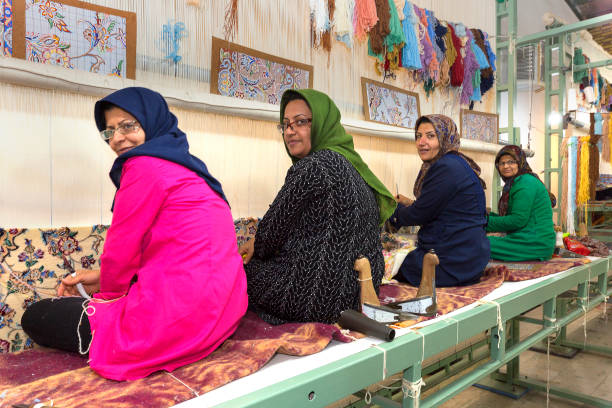weaving persian rugs in naein, iran - carpet rug persian rug persian culture imagens e fotografias de stock