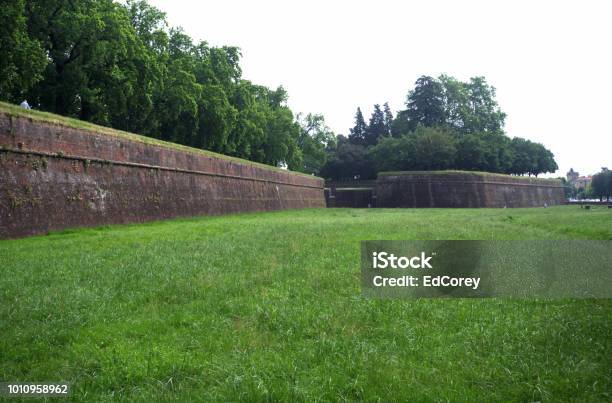 Fortificazioni Di Lucca - Fotografie stock e altre immagini di Ambientazione esterna - Ambientazione esterna, Antico - Condizione, Architettura