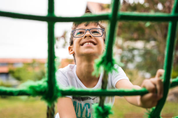 mały chłopiec wspinaczka liny ramki - playing child playful schoolyard zdjęcia i obrazy z banku zdjęć