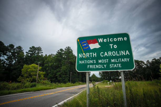 "Welcome to North Carolina" Sign A sign on a two-lane country road welcomes residents and visitors to North Carolina. jacksonville symbol stock pictures, royalty-free photos & images