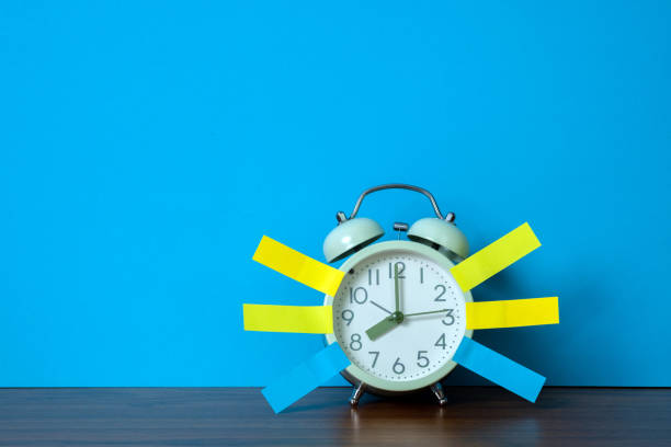 istock Note paper sticky and vintage alarm clock on table with copy space for add text notice something, list memo and schedule concept. 1010984256