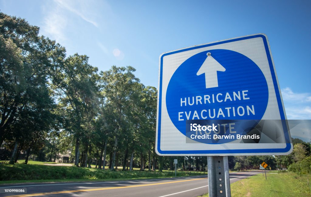 Znak drogi ewakuacji huraganu - Zbiór zdjęć royalty-free (Huragan)