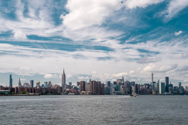 вид на горизонт манхэттена в центре города ист-ривер, нью-йорк, сша - ship river east river sky стоковые фото и изображения