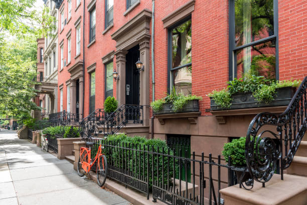 zwei fahrräder vor ein brownstone gebäude im stadtteil brooklyn heights, new york - reihenhaus stock-fotos und bilder