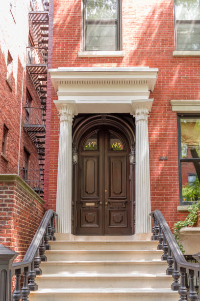 la parte delantera de un brownstone ornamentado edificio en un emblemático barrio de brooklyn en nueva york - piedra caliza de color rojizo fotografías e imágenes de stock