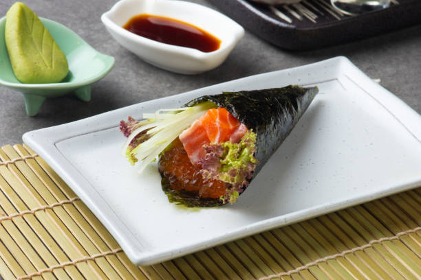 saumon ikura temaki sushi japonais - handroll photos et images de collection