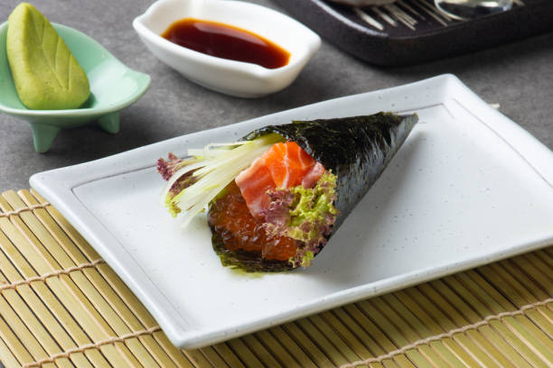 łosoś ikura temaki japońskie sushi - handroll zdjęcia i obrazy z banku zdjęć