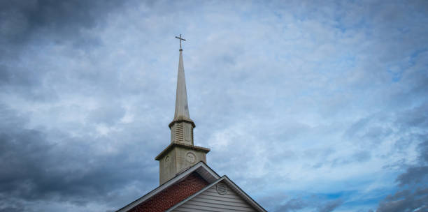 campanario de la iglesia de la ciudad pequeña - southern usa fotografías e imágenes de stock