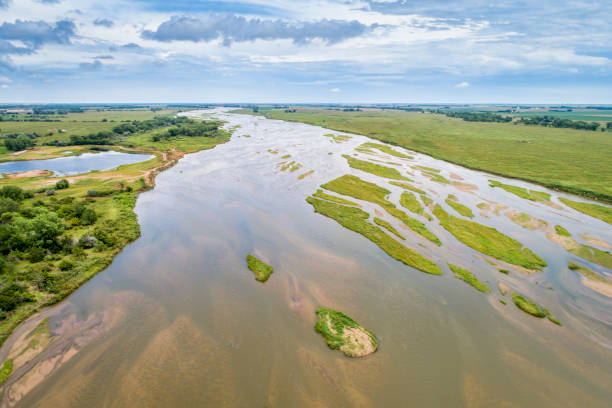 rio de platte em nebraska - vista aérea - platte river - fotografias e filmes do acervo