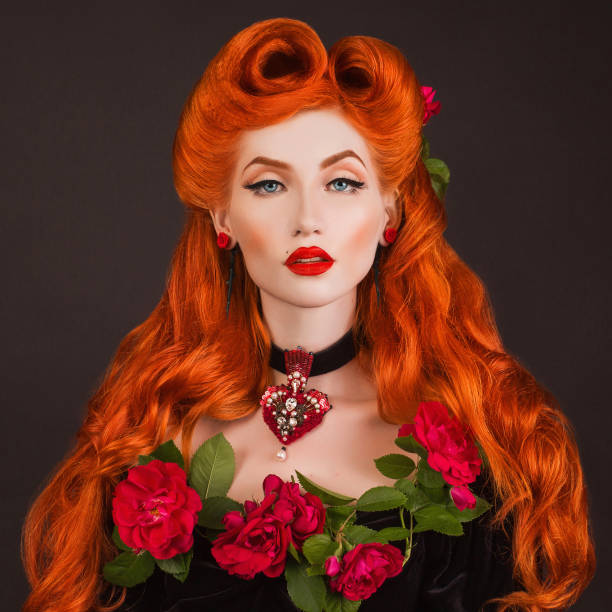gotycka królowa z czerwonymi ustami ze stylową fryzurą w studio. uroda ruda modelka z fryzurą na czarnym tle. renesansowa idealna królowa na ciemnym tle. gotycki wampir z długimi czerwonymi włosami - renaissance women queen fashion zdjęcia i obrazy z banku zdjęć