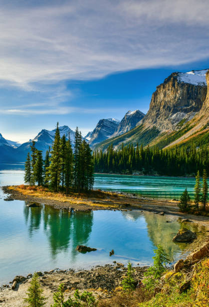 spirit island nel lago maligne, jasper national park - lago maligne foto e immagini stock