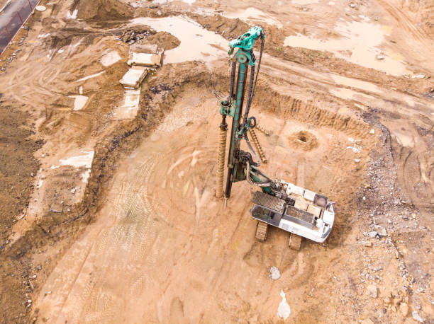 vista aérea del sitio de construcción con la plataforma de perforación - land industry construction heap fotografías e imágenes de stock