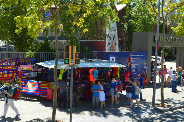 le kiosque de souvenirs près de l’entrée principale du camp nou - barcelona fc photos photos et images de collection