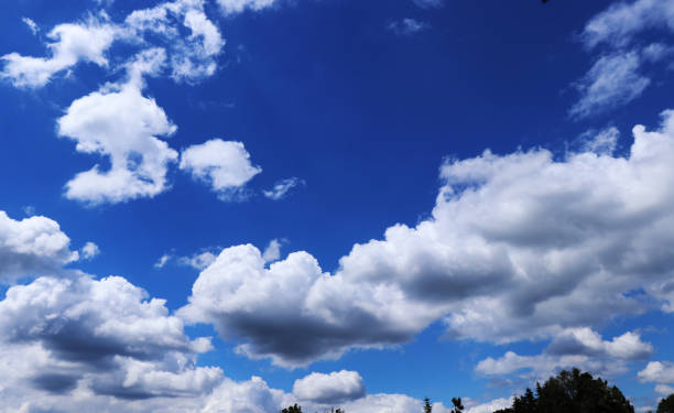 un beau ciel avec nuages dans les journées chaudes dans le nord de la moravie en république tchèque en europe - cumuliform photos et images de collection