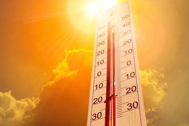 termómetro en el cielo, el calor - calor fotografías e imágenes de stock