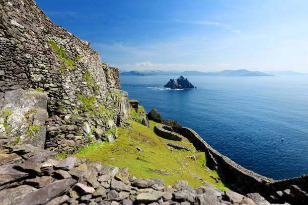 skellig michael oder great skellig, beherbergt die ruinen eines christlichen klosters land kerry, irland - scenics county kerry republic of ireland irish culture stock-fotos und bilder