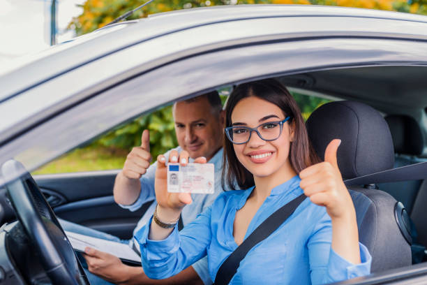 bella giovane donna ha superato con successo il test della scuola guida - driving test foto e immagini stock