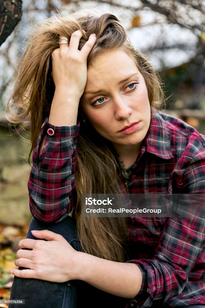 Foto de Retrato Do Perfil De Uma Jovem Mulher Sozinha Menina Triste Na  Natureza Pensar Algo e mais fotos de stock de Adolescência - iStock