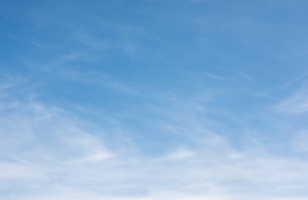 cielo blu con parzialmente nuvolosità. - partly foto e immagini stock