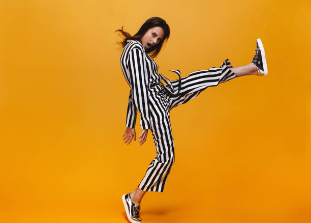 funky mujer sobre fondo naranja - fashion woman fotografías e imágenes de stock