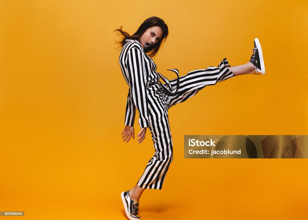 주황색 배경에 펑키 여성 - 로열티 프리 패션 스톡 사진